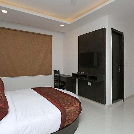 Hotel O M Suites New Delhi Luaran gambar