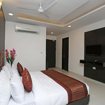 Hotel O M Suites New Delhi Luaran gambar
