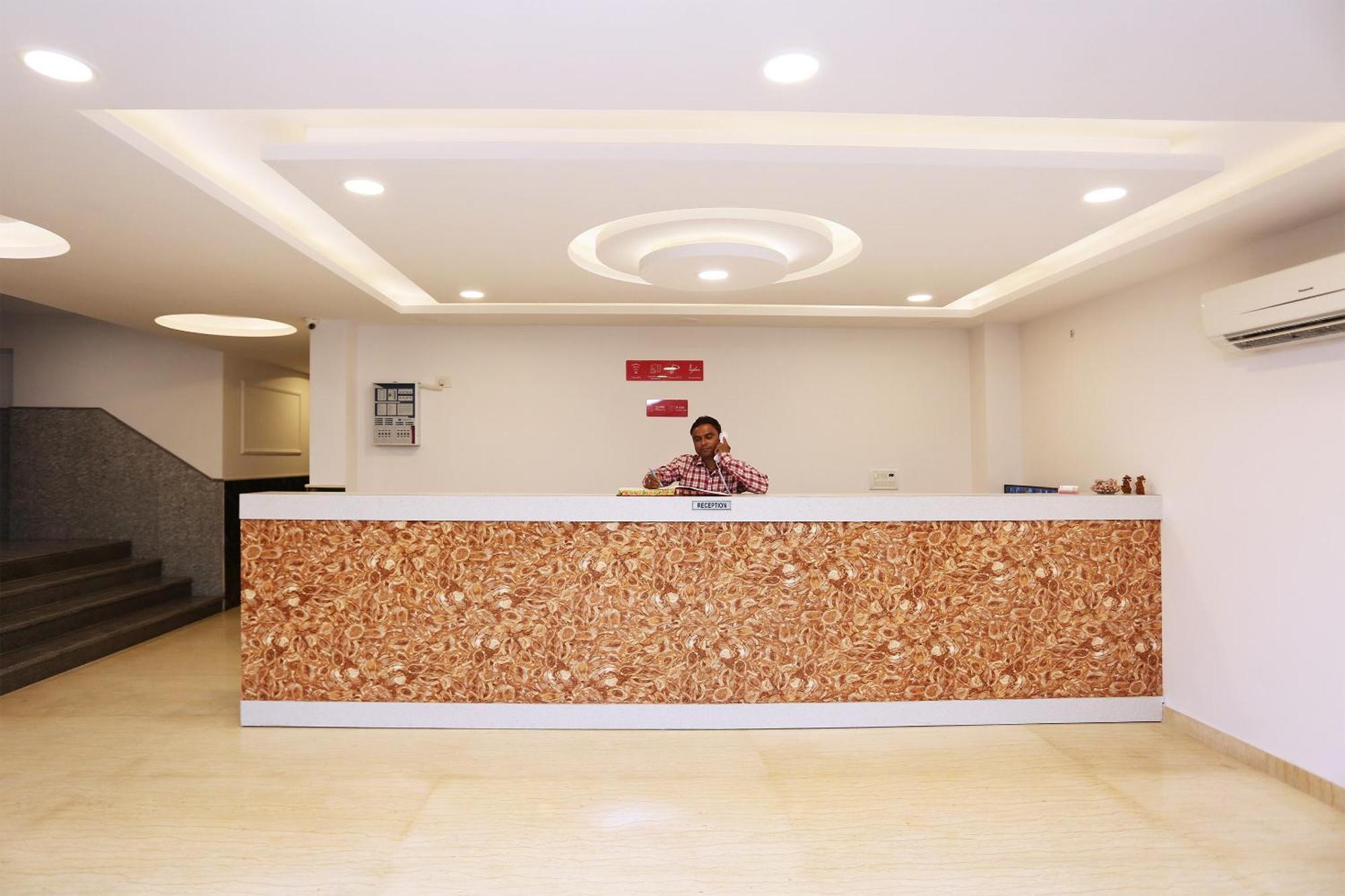 Hotel O M Suites New Delhi Luaran gambar
