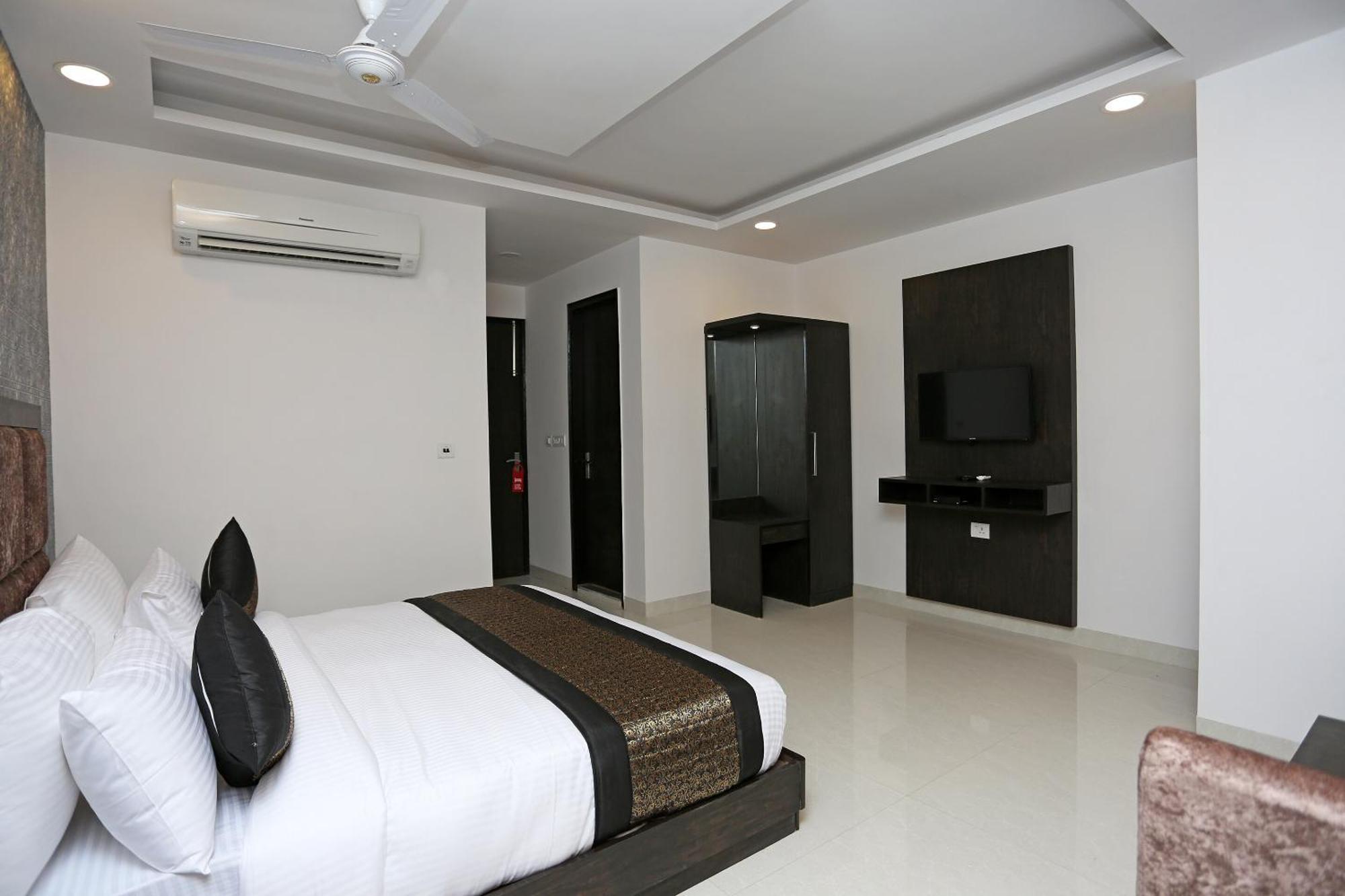 Hotel O M Suites New Delhi Luaran gambar