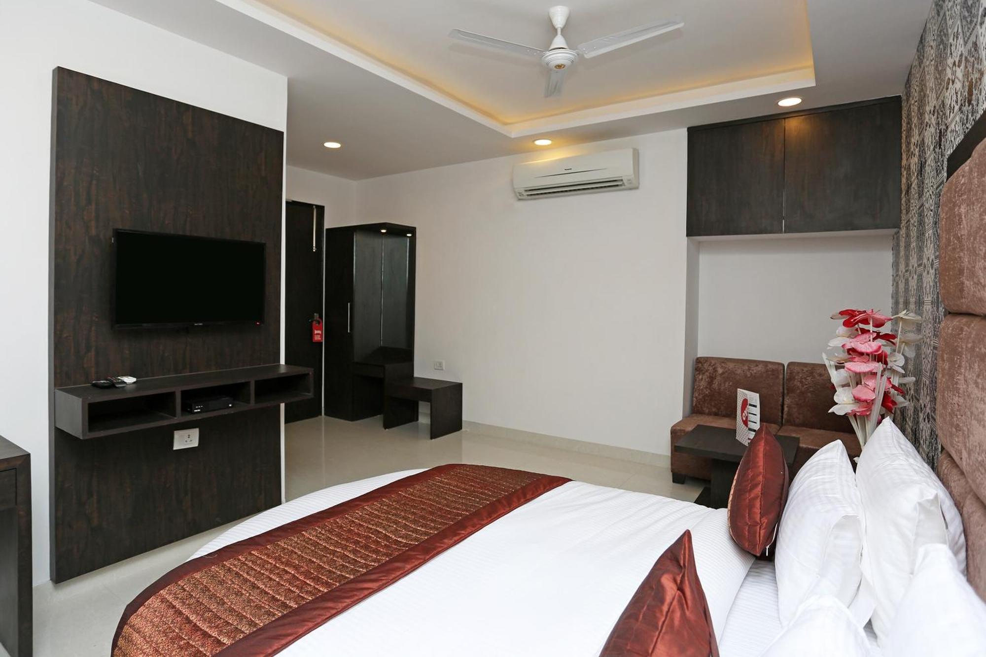 Hotel O M Suites New Delhi Luaran gambar