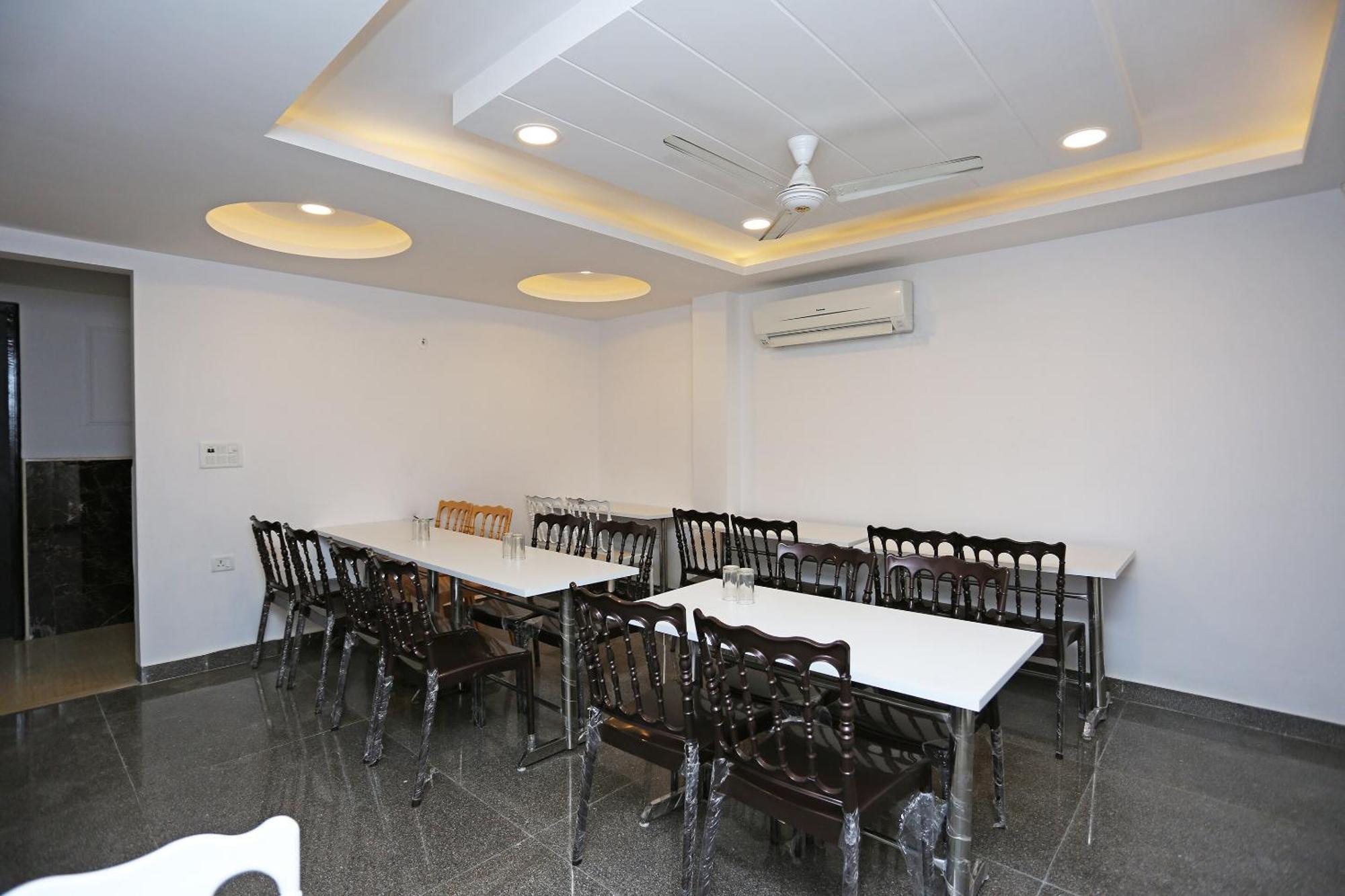 Hotel O M Suites New Delhi Luaran gambar