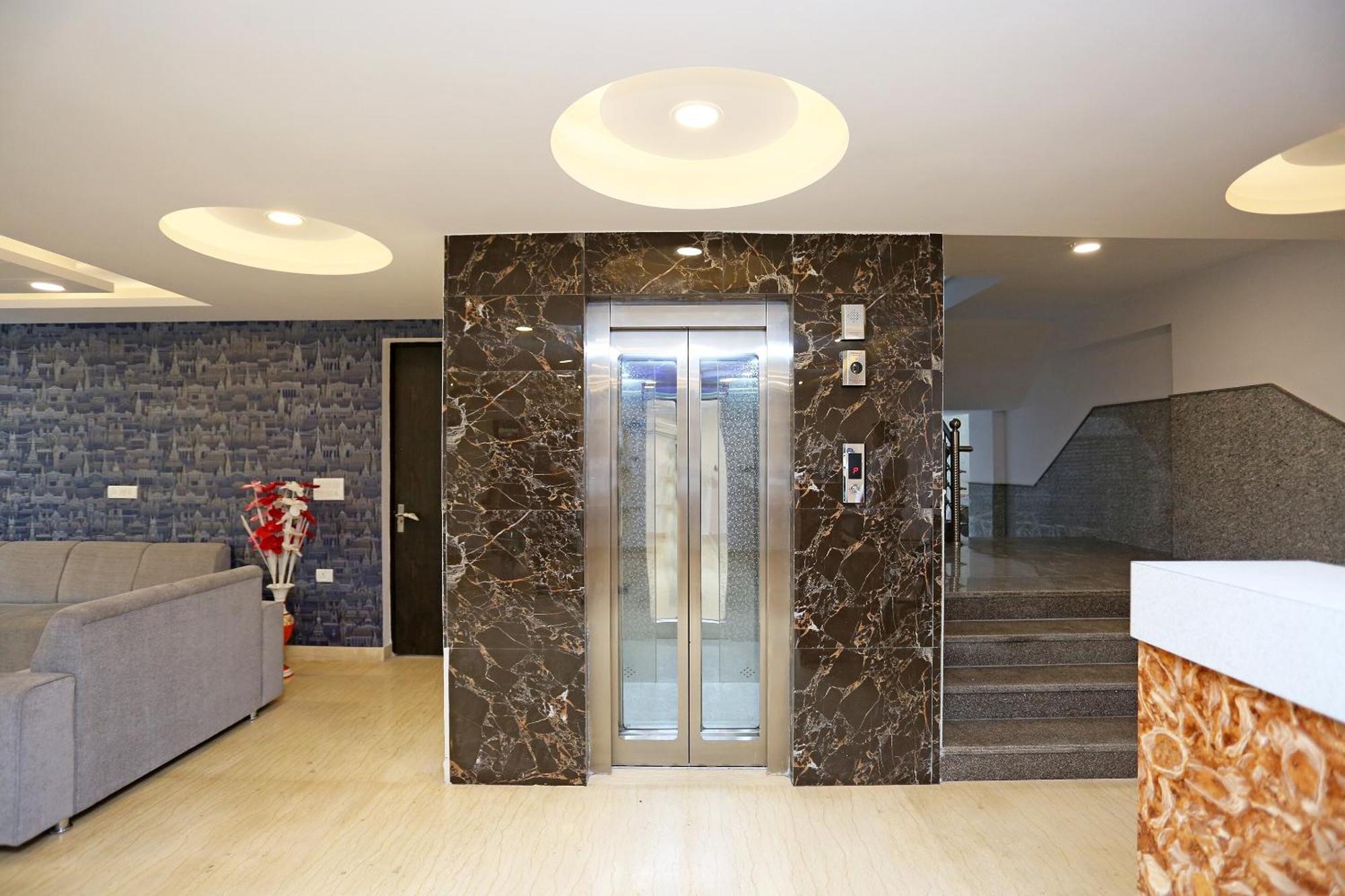 Hotel O M Suites New Delhi Luaran gambar